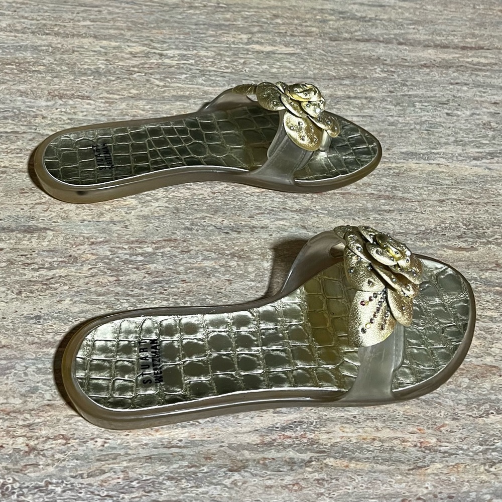 Stuart Weitzman gold and clear thong sandals with embossed blingy flower - Picture 4 of 12